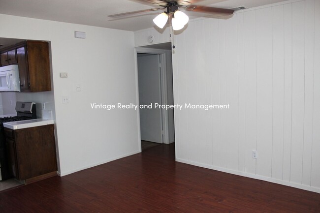 Building Photo - Updated 2 Bedroom Duplex Ready To Go!!!