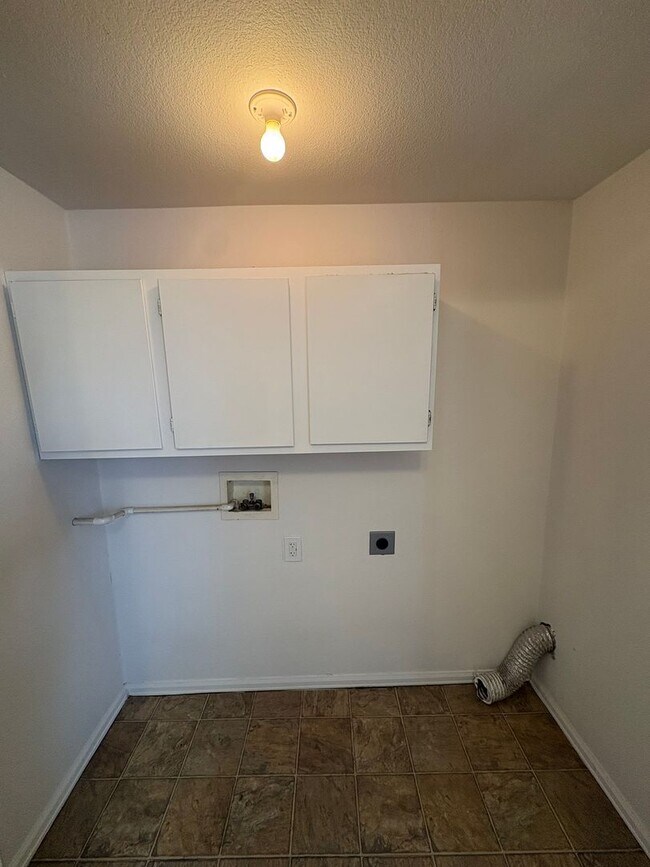 Building Photo - Fully Renovated 3 Bed 2.5 Bath Townhome w/ 1 Car Garage & Yard!
