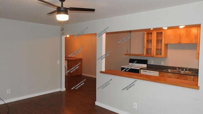 Building Photo - Charming 2 bedroom and 1 bath top-floor duplex located on Holmes St Kansas City, MO