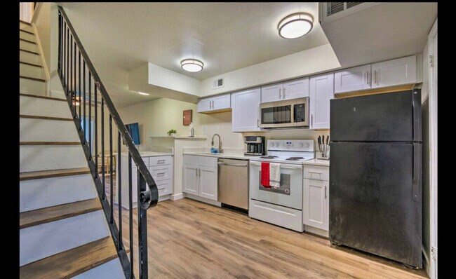 Building Photo - 4021 W 8th St