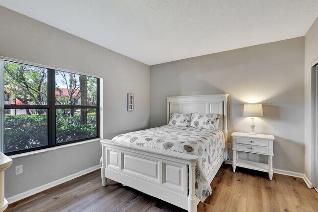 Building Photo - 300 Uno Lago Dr