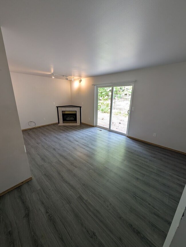 Building Photo - Tri Level, 3 Bedroom For Rent in Port Orchard - Available June 25th!