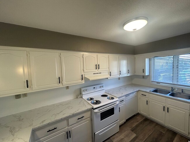 Building Photo - Amazing remolded Kitchen, 2 bedrooms and 2...