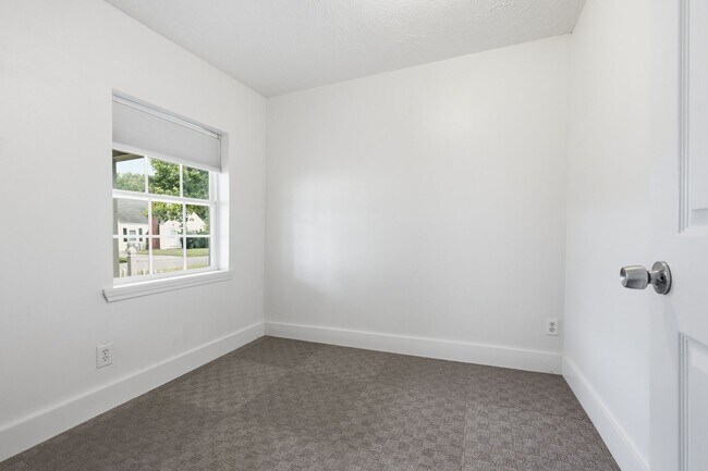 Building Photo - Update 3 bedroom 1 bath home for rent.