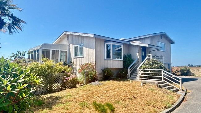 Building Photo - Spacious 3BD/2.5B Arcata home boasts farml...