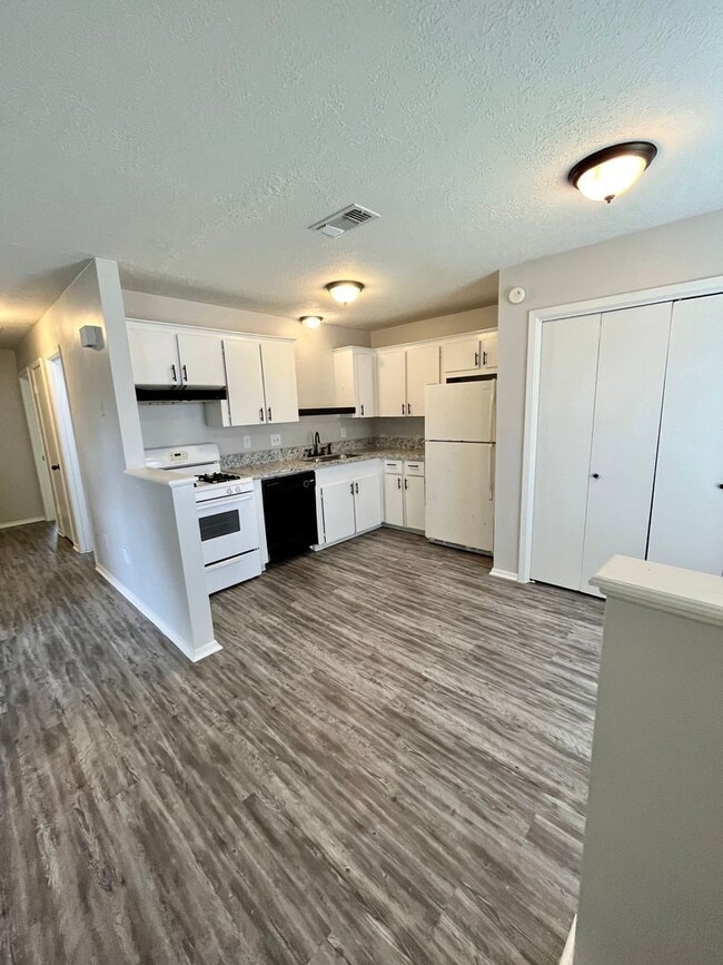 Building Photo - Cozy 2 bedroom 1 bath duplex with Large fenced yard