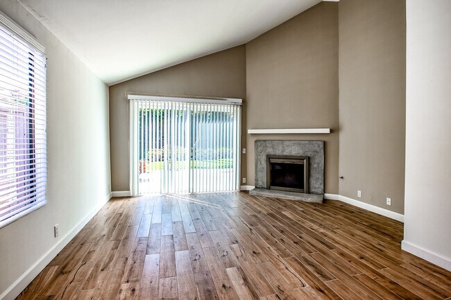 Building Photo - 2 bedroom home with wonderful location A MILE FROM THE BEACH