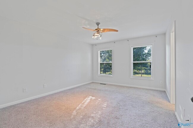 Building Photo - 102 Compass Hill Cir
