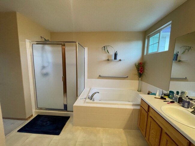 Building Photo - Beautiful two-story home located in Erie!