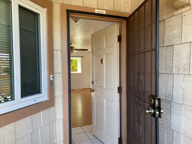 Building Photo - TOWNHOUSE - 3 BED/ 2 BATH/ 1 PARKING AT HARBOR POINTE (Just Listed)