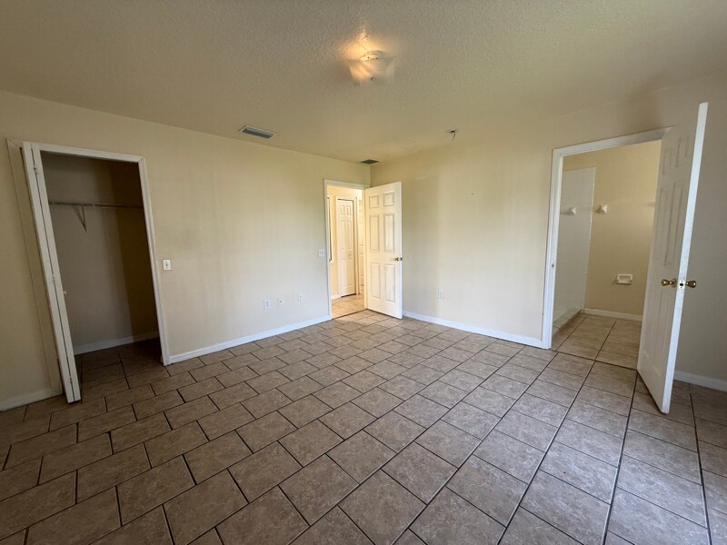 Building Photo - 731 Squirrel Ct