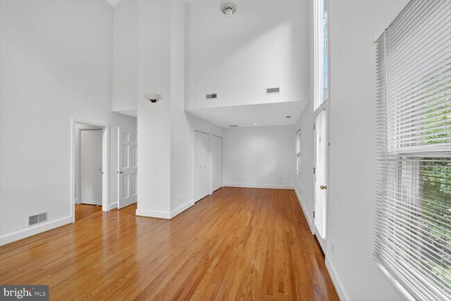 Building Photo - 4532 Broad Branch Rd NW