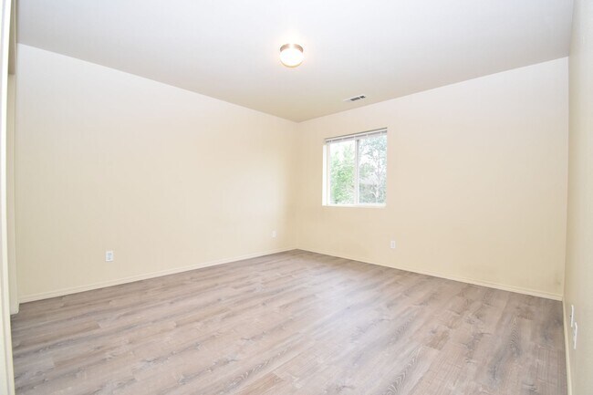 Building Photo - Beautiful 4 bedroom, 3 bathroom unit with attached garage!
