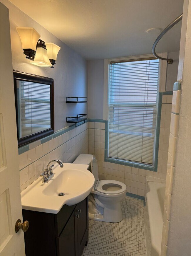 Building Photo - Updated 2 bed 1 bathroom in the avenues!