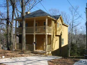 Building Photo - Spacious Three Bedroom Home