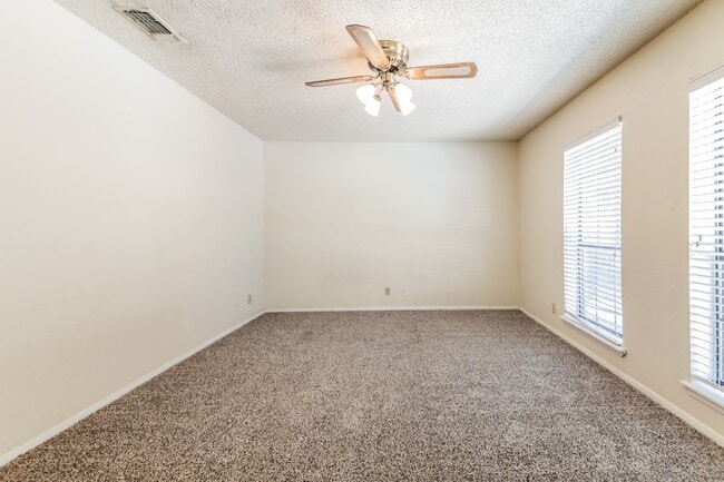 Building Photo - Charming 2BR/1BA Sherman Townhome with Private Fenced Backyard – Move-In Ready