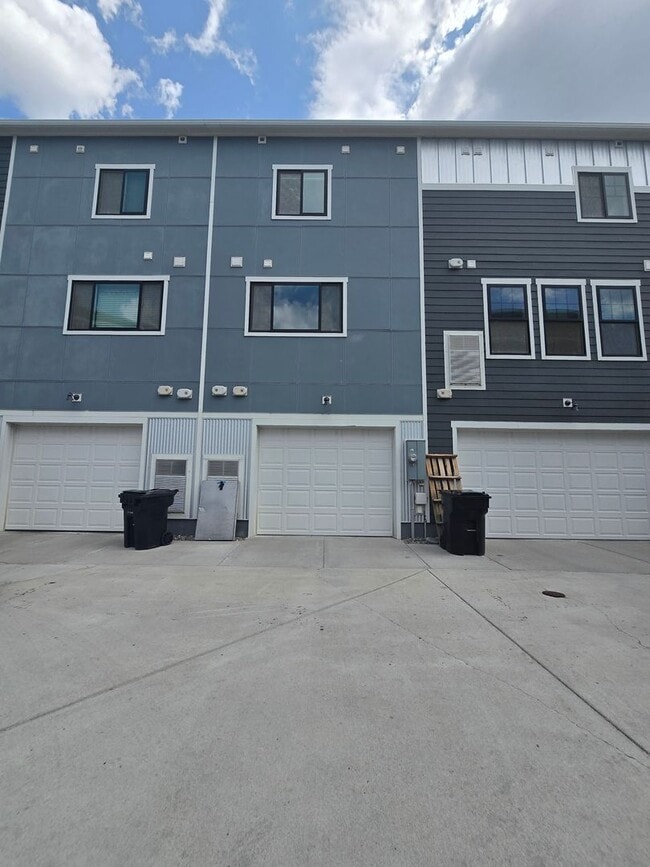 Building Photo - Beautiful 2 bed 1.5 bath townhome