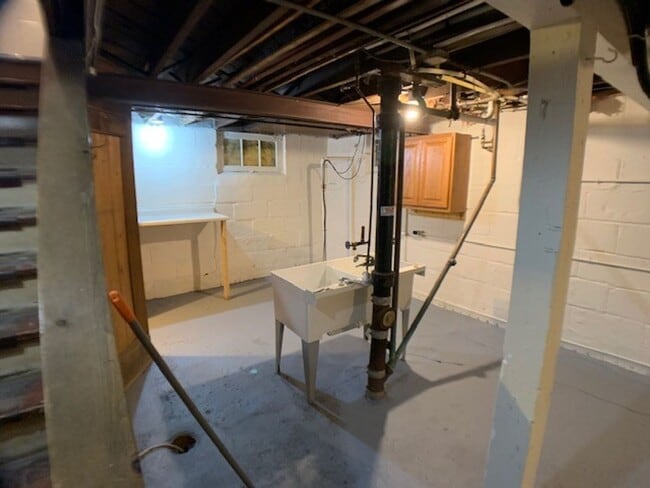 Building Photo - West Allis 3 bedroom 2 full bath home