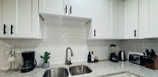 Building Photo - 2447 McAlpine Terrace