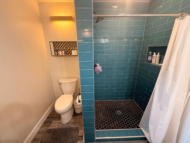 Building Photo - Spacious 4-Bedroom Home in the Heart of Edgewater