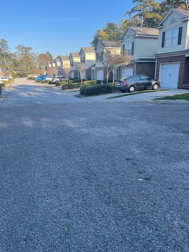 Building Photo - EXECUTIVE FULLY FURNISHED TOWNHOME IN GATED COMMUNITY