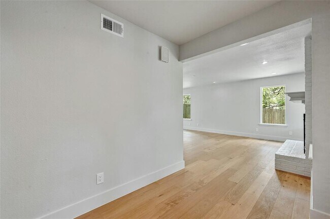 Building Photo - 1305 Kenwood Ave