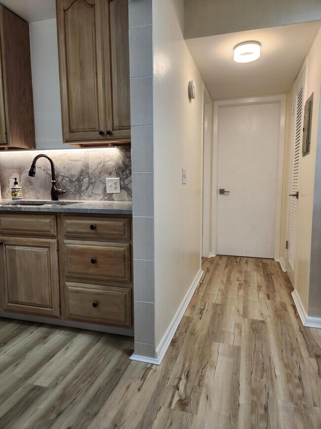 Building Photo - 106 Suffolk C