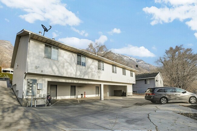 Building Photo - 2112 Dakota Ave