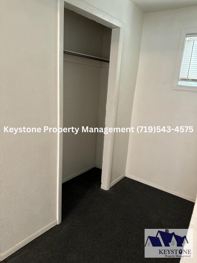 Building Photo - Small Dog Welcome! AC Unit Included! Studio Near Downtown $700/$700