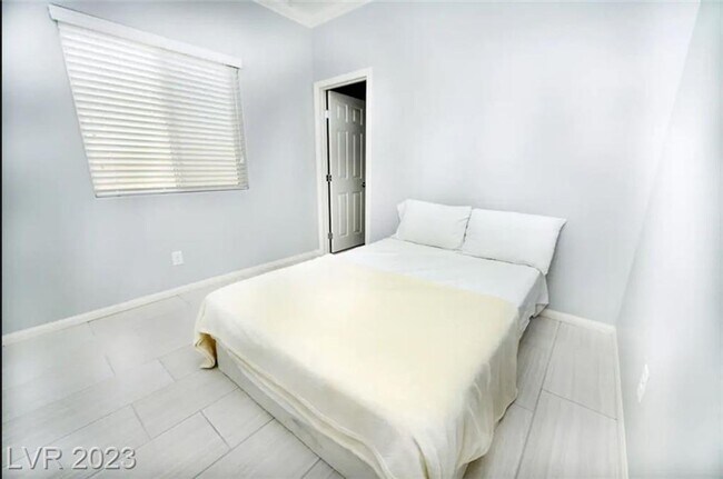 Building Photo - BEAUTIFUL HOME IMMACULATE AND READY TO MOVE-IN