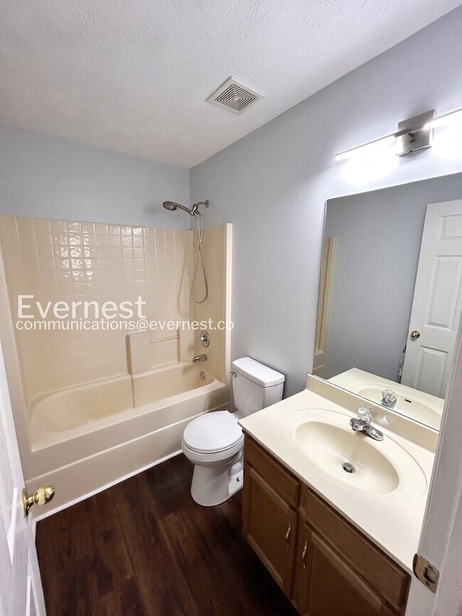 Building Photo - 3-Bed/2-Bath Home with Attached Garage/ Available Now!