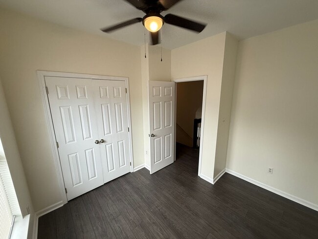 Building Photo - Beautiful End-unit townhome in university with Primary bedroom on 1st floor