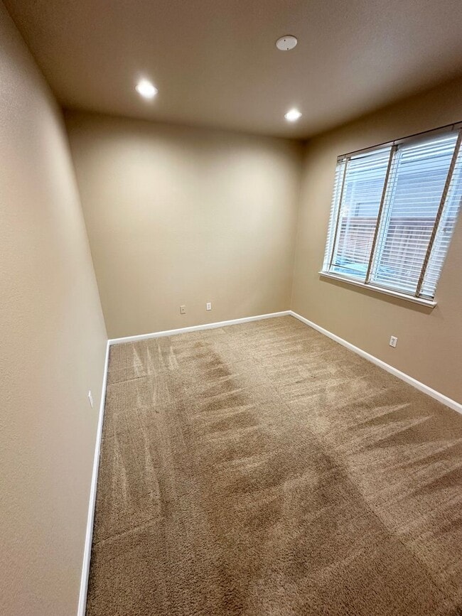 Building Photo - Beautiful Natomas Park Home – 5 Bed / 3 Bath, new interior paint, 2 story!