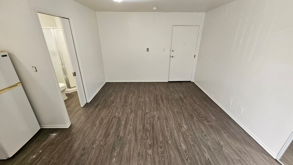 Building Photo - 1750 S Longwood Ave