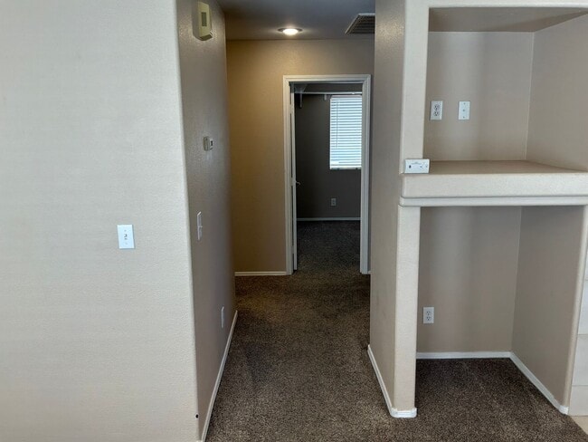 Building Photo - Single Story 3 bedrooms 2 bathrooms 2 car garage
