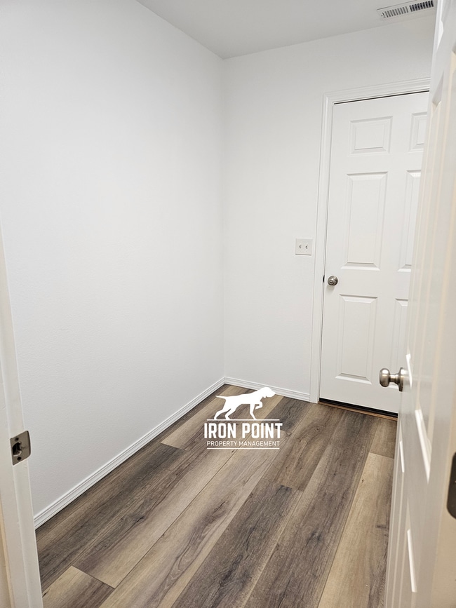 Building Photo - *$500 off your first months rent!* Move-in Ready Home w/new paint & flooring throughout, 2 car ga...