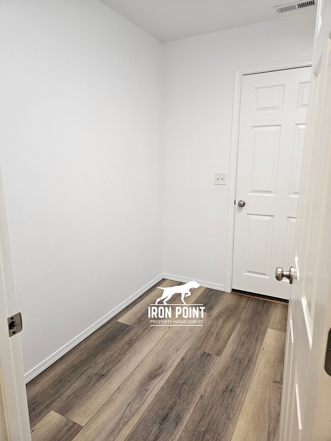 Building Photo - Move-in Ready Home w/new paint & flooring throughout, 2 car garage.