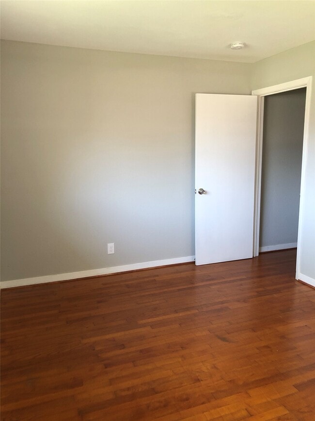 Building Photo - 509 Avenue J