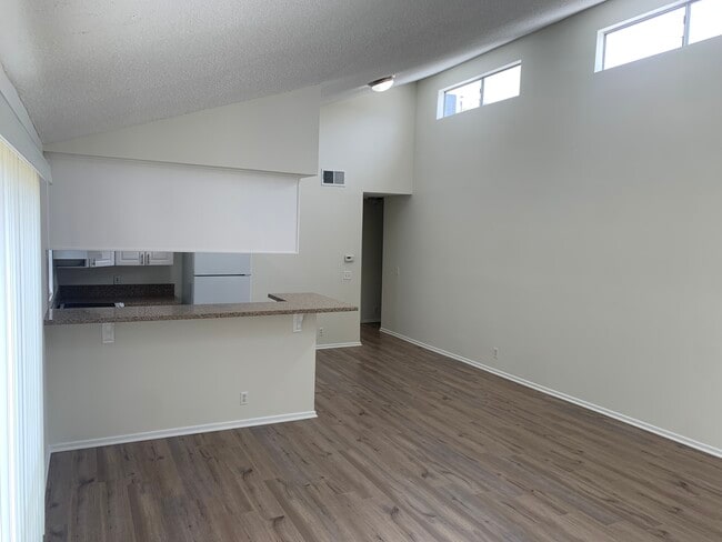 Building Photo - 1939 Beloit Ave