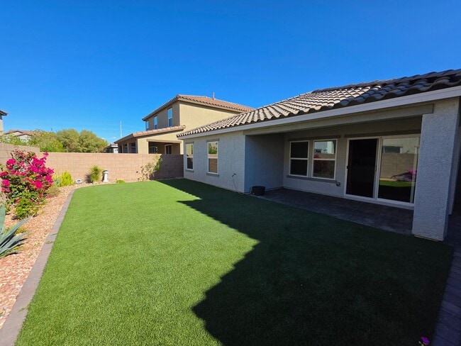 Building Photo - Newer 3 Bedroom Single Story Home in Gated Community