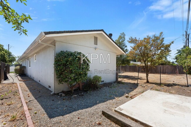 Building Photo - 2155 Portola Ave