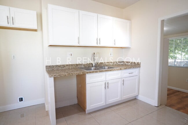 Building Photo - Charming 3-Bedroom Haven with 2 Full Baths...