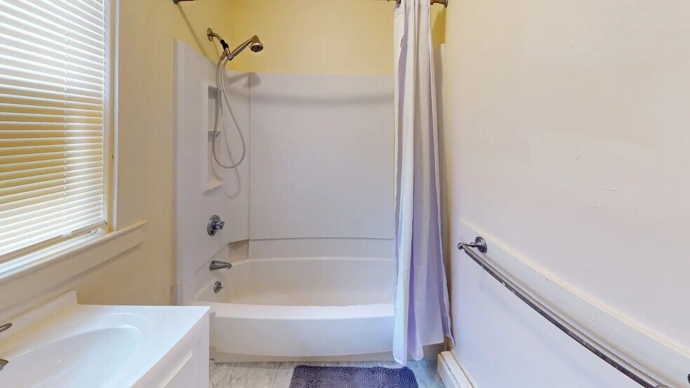 Building Photo - 2 Sherman St