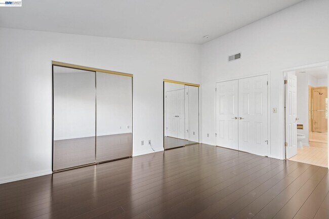 Building Photo - 493 S Clovercrest Ln