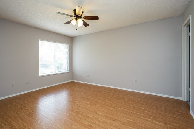 Building Photo - Clean and Neat Single Family Home