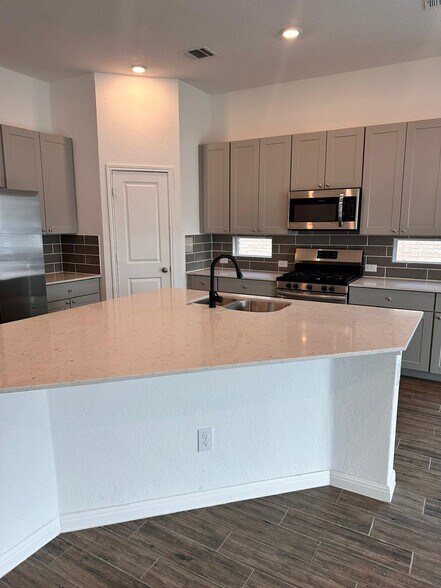 Building Photo - 15126 Nettleton Ml