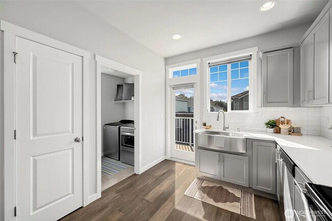 Building Photo - Modern 2-Bed, 2.5-Bath in Prime Location -...