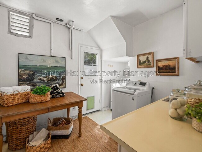 Building Photo - 7753 Via Capri