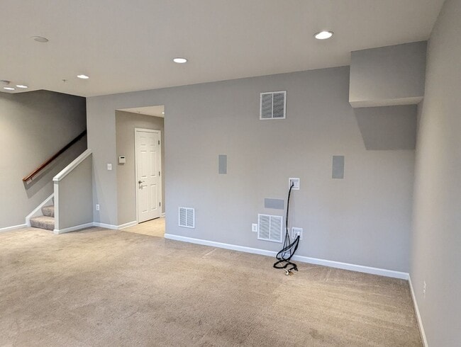 Building Photo - Gorgeous 3 level townhouse in North Potoma...
