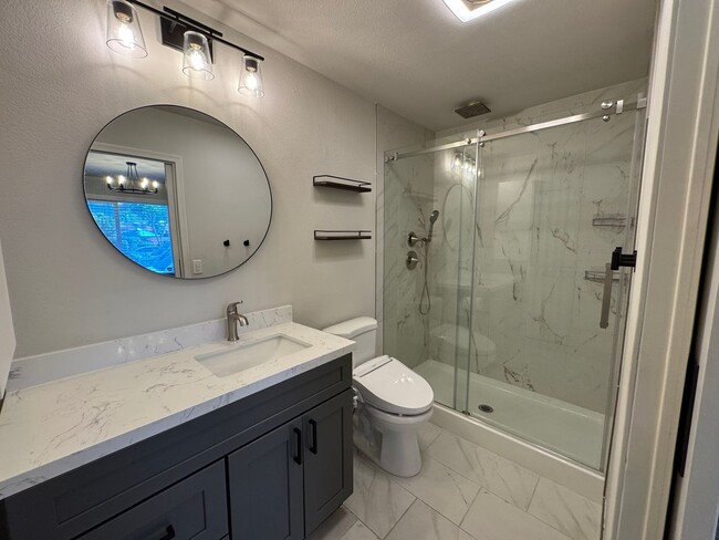 Building Photo - Beautiful Modern 3BD/2BA Home with AC & Pr...